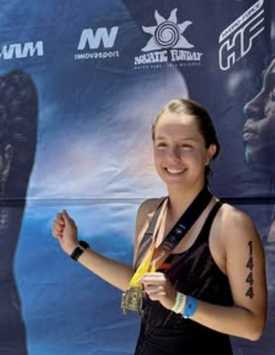 Integrante de black n orange con medalla deportiva